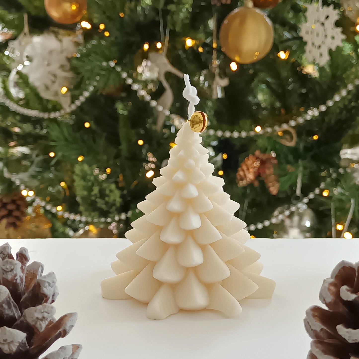 Christmas Tree Candle white with Black Spruce Forest Scent