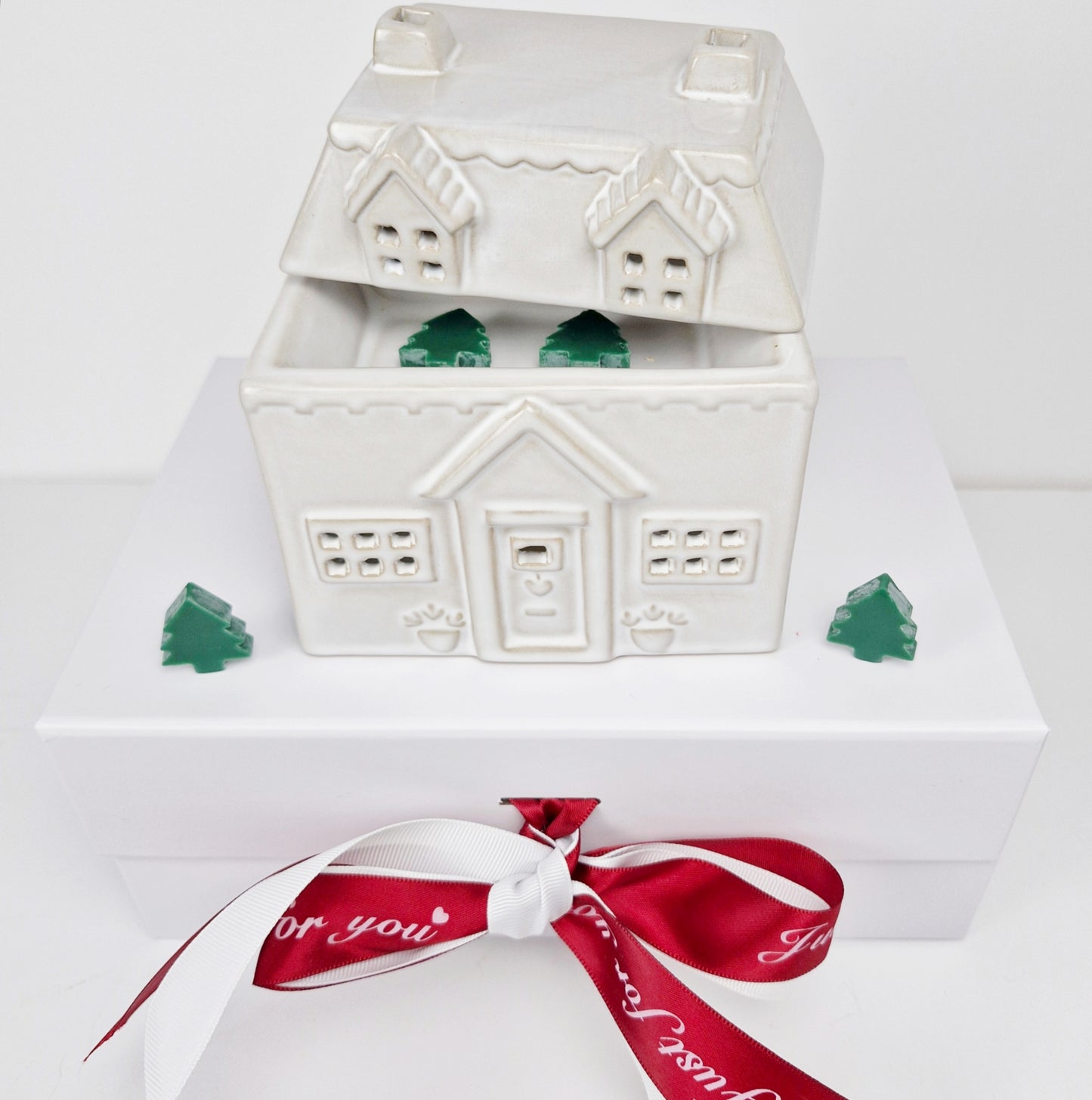 Christmas House Wax Burner and Winter Pine Wax Melts in Luxury Gift Box